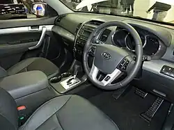 Interior (pre-facelift)