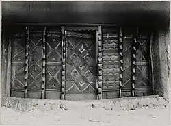 An entrance to a compound in Agukwu Nri (Anambra). Photographed by Northcote Thomas