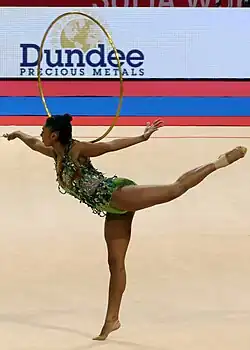 Rolling the hoop over the arms (Bárbara Domingos)