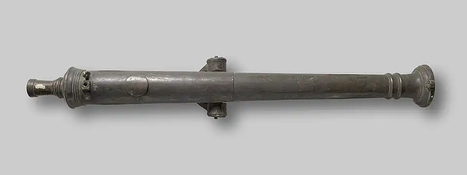 Lela with Arabic inscription, which reads "Peace be upon him in the hijri year 1267", referring to the founding year (1850–1851 CE). Length: 164&nbsp;cm, caliber: 37&nbsp;mm.