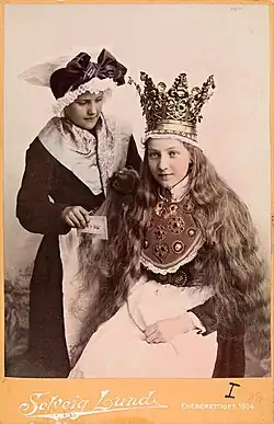 Brud fra Hardanger og kone fra Sogn, 1904