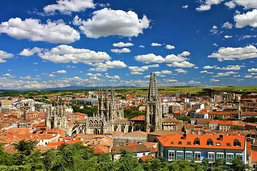 Panoramic view of Burgos, underneath a cloudy sky, with its cathedral