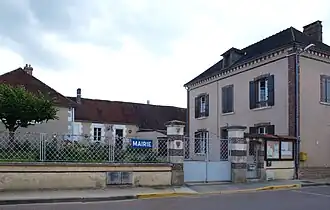 The town hall in Champlay