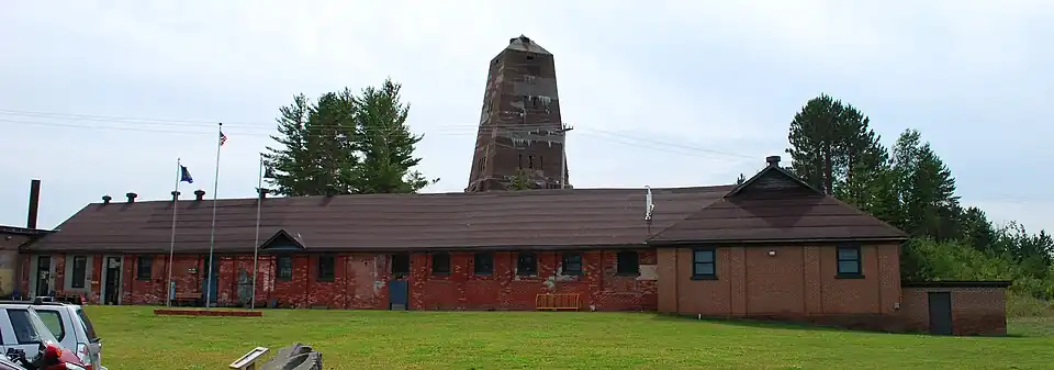 Museum, located within the former "dry house" and with the 1919 "B" Shaft headframe standing behind it.