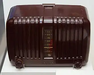 Bakelite radio (1952)