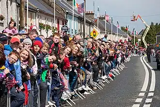 A large crowd watches President Obama's approach