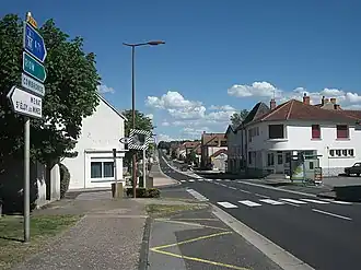 Main road (D 2144 towards Riom).