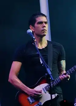 Villa-Lobos performing with Legião Urbana in May 2012.