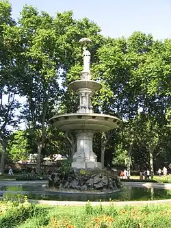 Dama del paraigua (1884), de Joan Roig i Solé, Barcelona Zoo.