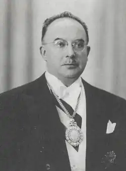 Headshot of Enrique Hertzog