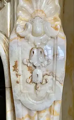 Festoon-based ornament on the same chimneypiece