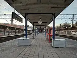 Commuter rail platform