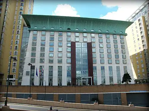Mixed with Postmodernism - Canary Riverside Plaza, London, by César Pelli, 1991