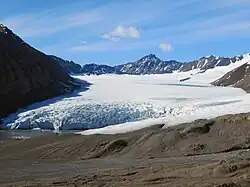 A picture of the Gaffelbreen Glacier surrounded by mountains in the background.