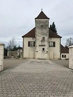 The town hall in Gevry