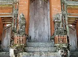 Guardian sculptures with European crowns.