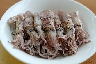 Horaegi-sukhoe (blanched loliolus squid)