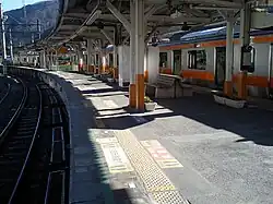 The curved island platform.