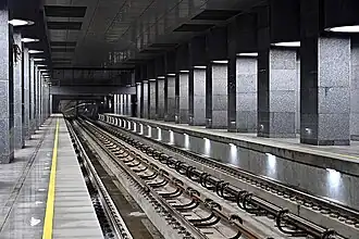 Station hall and platform