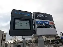 Panneau d'arrêt et d'information voyageur au Lycée Marianne.