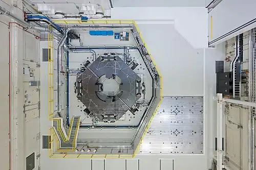 The modal test facility is a 6 in (150 mm) steel plate on top of 19 ft (5.8 m) of concrete, that is then tied to the shale utilizing tensioned rock anchors that are 50 ft (15 m) long.