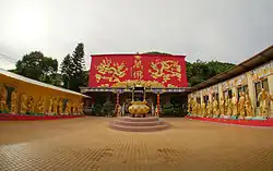 Main shrine and the courtyard of the Ten Thousand Buddhas Monastery