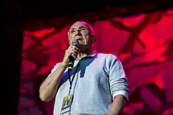 Marek Lieberberg speaking into a microphone