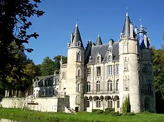 The chateau in Mont-l'Évêque
