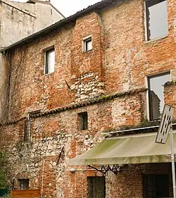 View showing houses built directly onto the Scaliger wall line