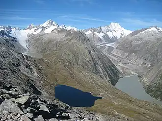 Oberaargletscher (left hand in the background) and Unteraargletscher (on the right). The small blue lake left hand in front is the Triebtenseewli.