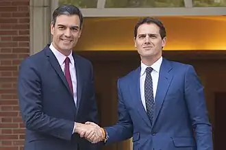 Picture of Pedro Sánchez and Albert Rivera shaking hands in Moncloa palace