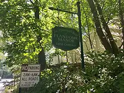 A village entrance sign on Stonytown Road at the Flower Hill–Plandome Manor border