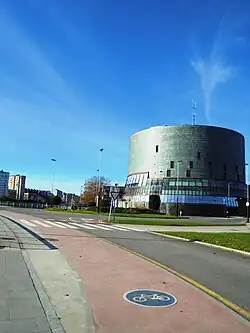 Cycle path in front of the palace