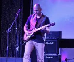 Richie Dalmau performing live