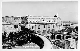 A view of the Castillo de San Cristóbal in 1915.