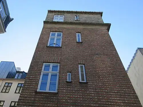 Gable of the side wing