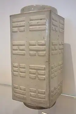 Qing vase, in the shape of ancient jade congs.