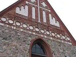 Gable with a Swedish text from Psalms 84:10: "For a day in thy courts is better than a thousand elsewhere."