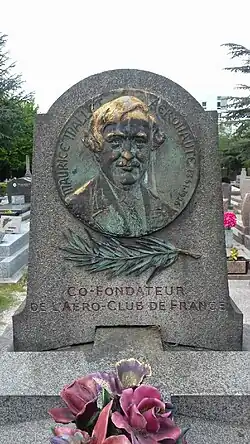 Grave in Courbevoie. Close-up.
