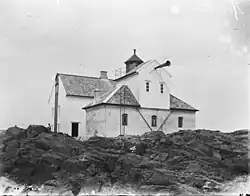 Up until 1951 the Tvistein lantern room and the foghorn were sat on top of the machine house roof.[4]