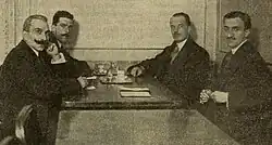 Con la Commissione Tecnica della stagione 1912-1913 riunita ai tavoli del Ristorante Orologio: dietro da sinistra Meazza, e Rietmann. Davanti: Valvassori e Scamoni. Dopo la partita Francia-Italia persa 1-0 il 12 gennaio 1913.
