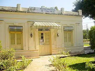 An outside view of the Ypacaraí city hall building