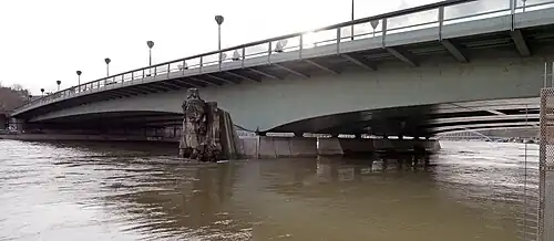 Zouave statue in a flood at the new bridge in 2013